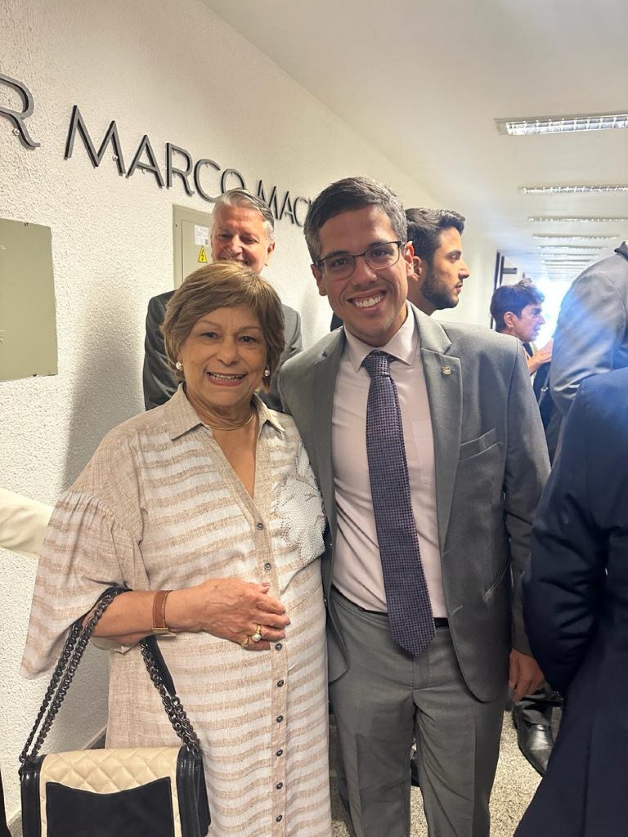 Anna Maria Maciel e Jarbas Filho, durante a inauguração da sala em homenagem ao ex-senador no Senado Federal. ARQUIVO PESSOAL