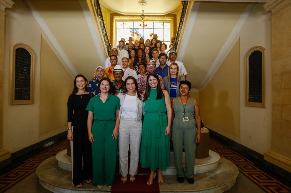 Governadora Raquel Lyra ladeada pela vice-governadora Priscila Krause, secretária de cultura Cacau de Paula, presidente da Fundarpe Renata Borba e eleitos do Conselho Estadual de Cultura