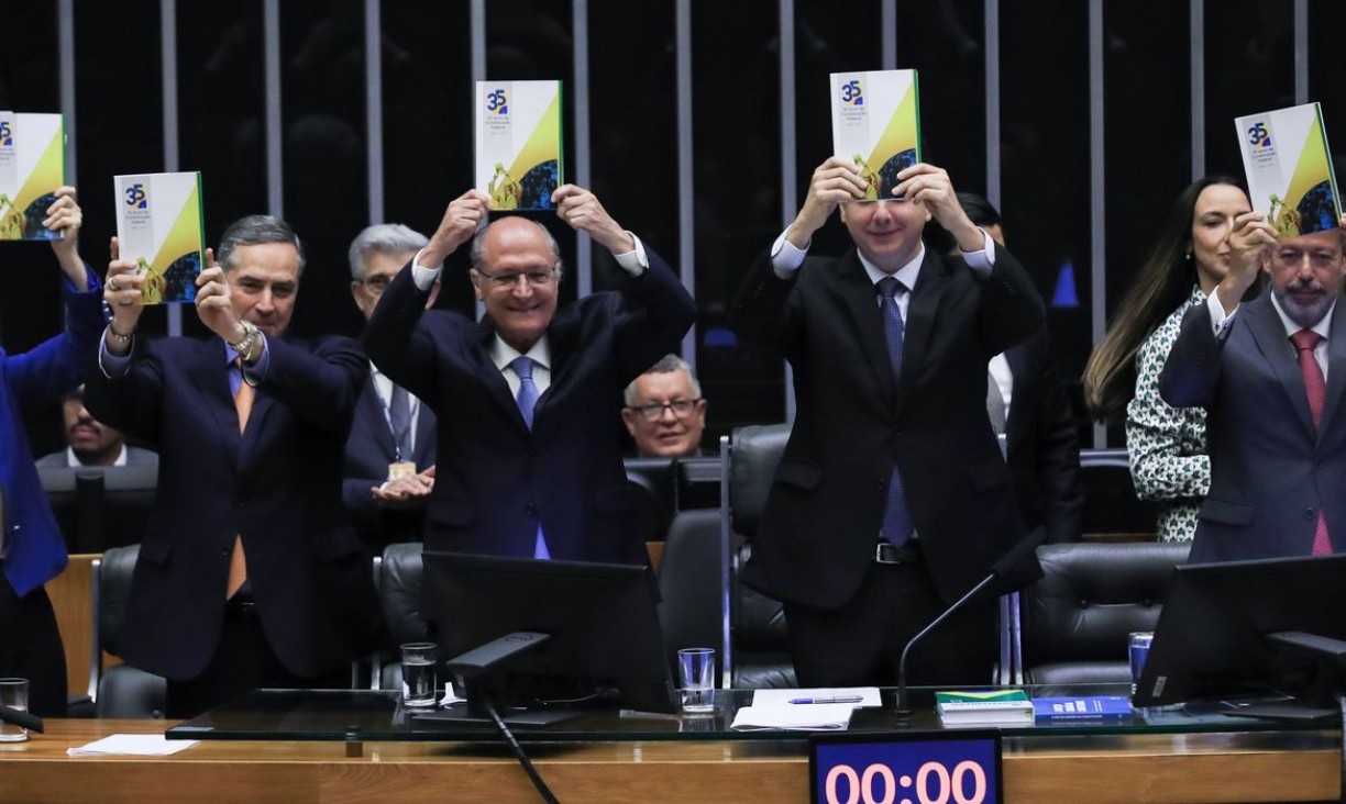 Congresso Nacional realizou sessão solene para comemorar os 35 anos da Constituição brasileira