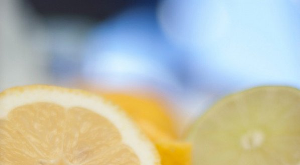 Preparado junto ao limão, o suco da hortaliça potencializa ainda mais a saúde, com o hábito do consumo