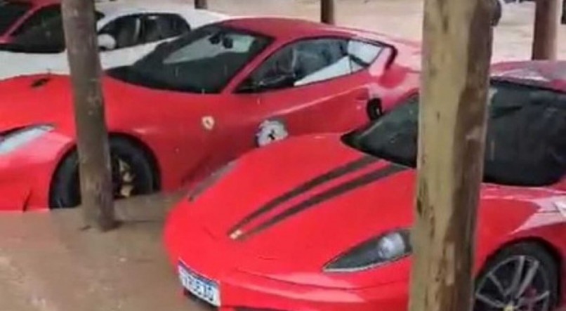 Aos menos sete Ferraris ficaram ilhadas durante as fortes chuvas que alagaram o estacionamento de uma pousada na cidade de Urubici, na Serra de Santa Catarina