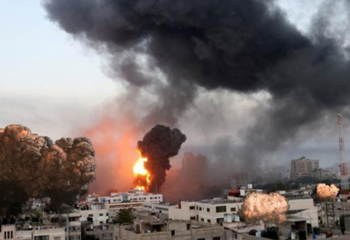 ONU aponta que contra-ataque de Israel vem bombardeando abrigos de civis, escolas e hospitais. Autoridades de Gaza indicam que ao menos 900 palestinos morreram e mais de 160 pr&eacute;dios foram comprometidos com ataques israelenses