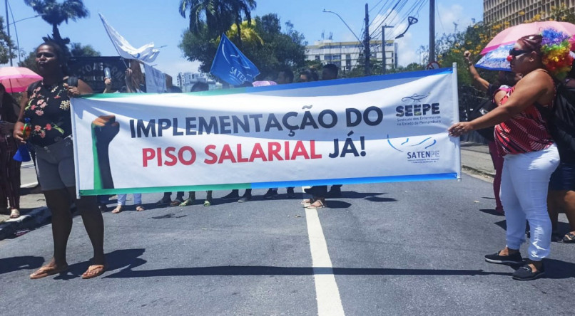Profissionais de enfermagem fazem protesto em frente ao HR, no Recife