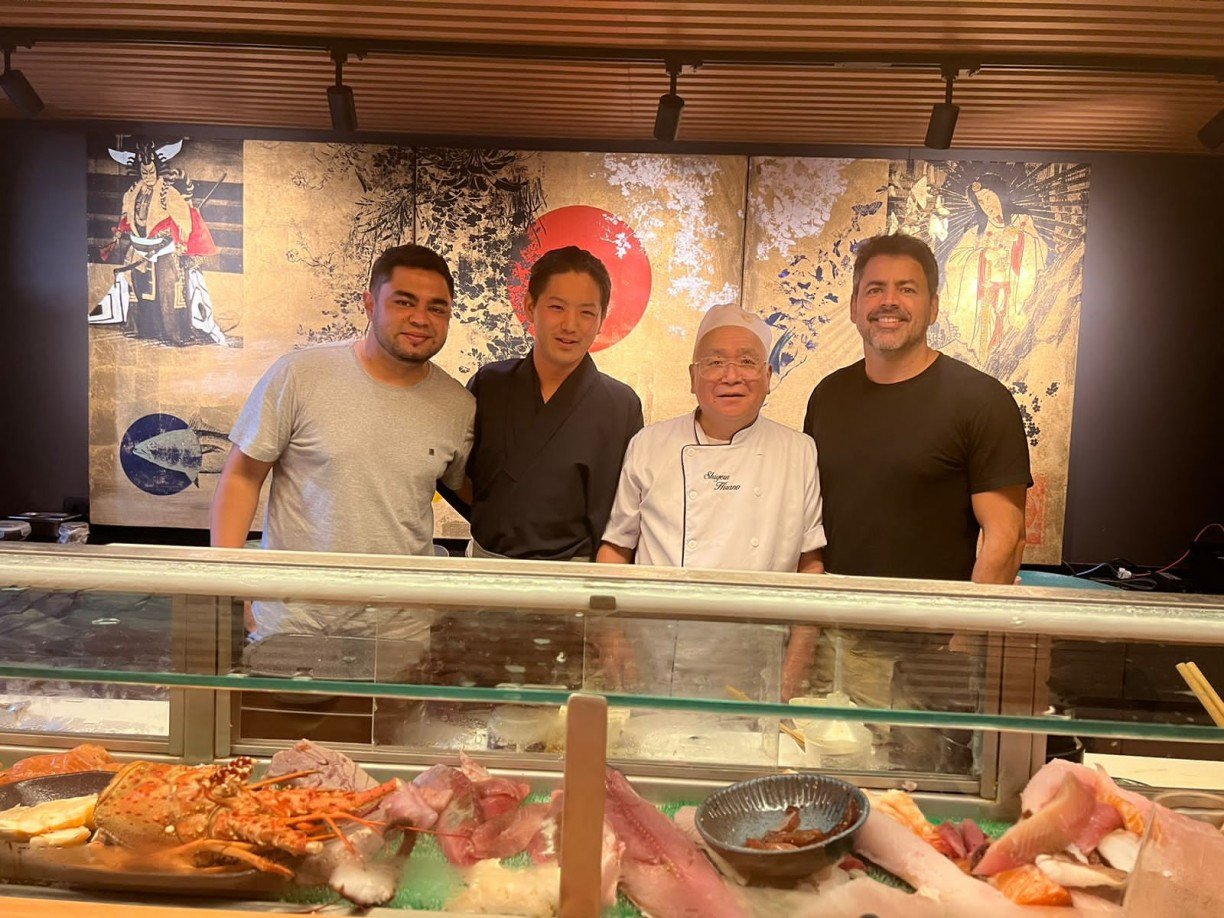 Os chefs japonês Masahiro Nishide e Marcos Kanashiro estiveram no Mazushi, em Casa Forte para conhecer de perto os pratos preparados pelo chef Shiguero Hirano, segundo mais antigo sushiman do Brasil