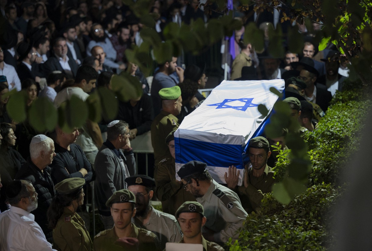 Funerais de civis e militares se espalham por Israel, arrastando multidões