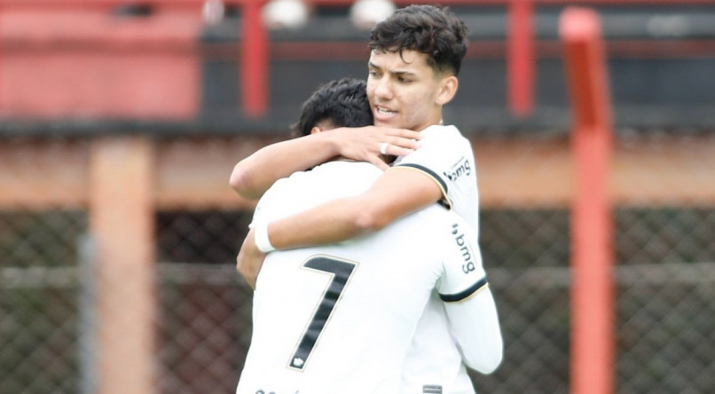 Jogadores do Corinthians sub-17 abraçados