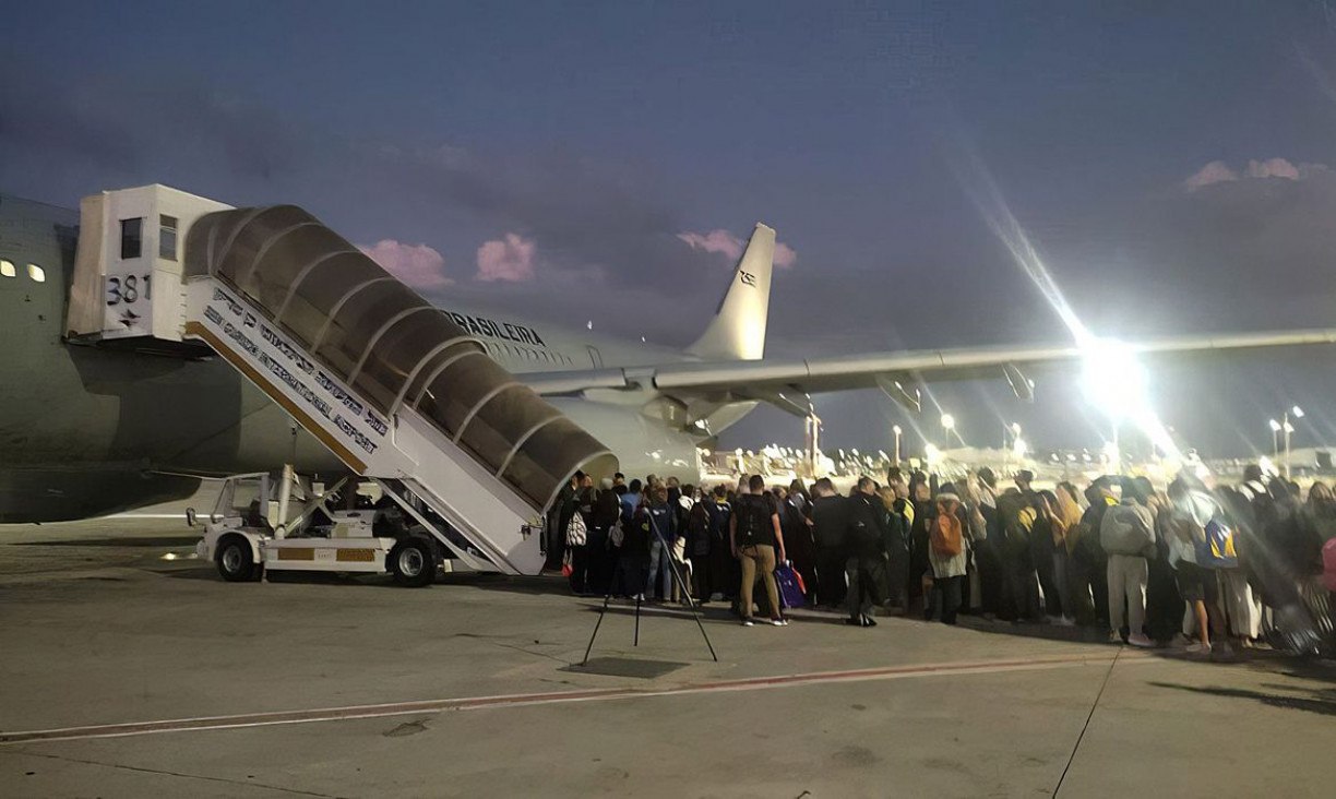 Tel Aviv, Israel, 10.10.2023 - A primeira aeronave KC-30 (Airbus A330 200), da Força Aérea Brasileira (FAB), decolou de Tel Aviv, Israel, às 14h12 (horário de Brasília). A bordo, os 211 primeiros brasileiros resgatados após os conflitos recentes. Foto: Força Aérea Brasileira