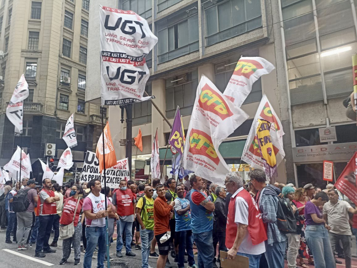 Ato contra privatiza&ccedil;&otilde;es reuniu sindicalistas, pol&iacute;ticos e apoiadores da causa nesta segunda-feira (09) 