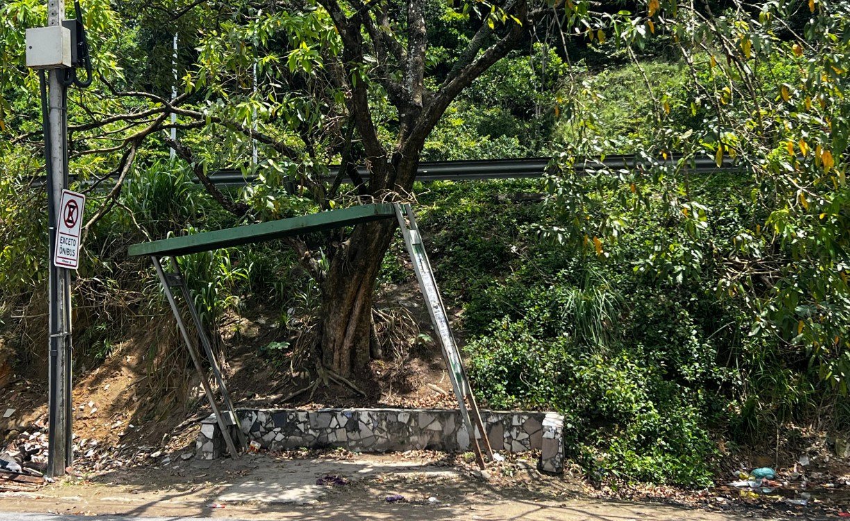 Ponto de ônibus desabando