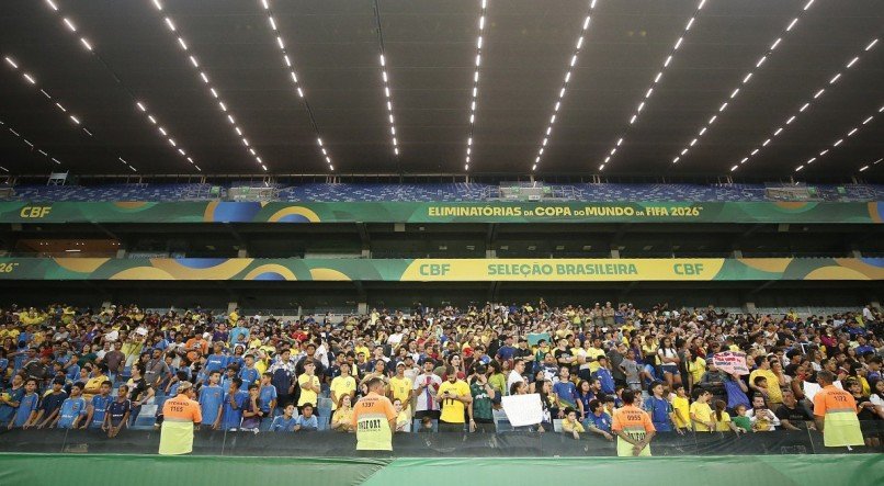 Torcedores acompanham treino da Seleção Brasileira na Arena Pantanal, em Cuiabá