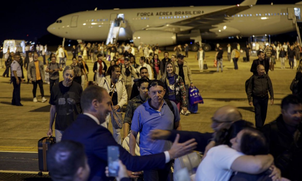 O primeiro avi&atilde;o da FAB trazendo 211 brasileiros de Israel aterrissou ontem no Brasil