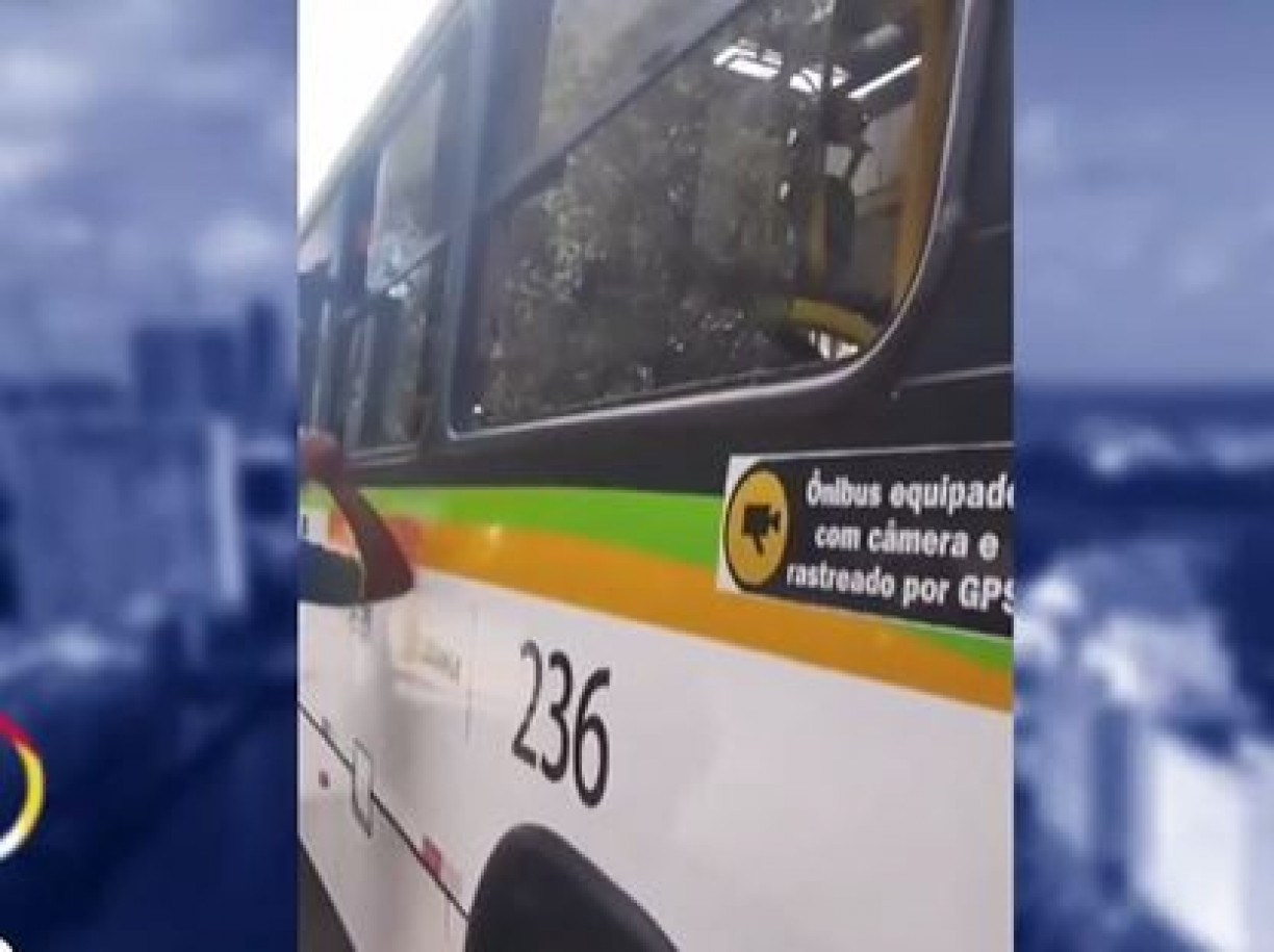 Motorista abandonou o ônibus durante viagem na Avenida Agamenon Magalhães