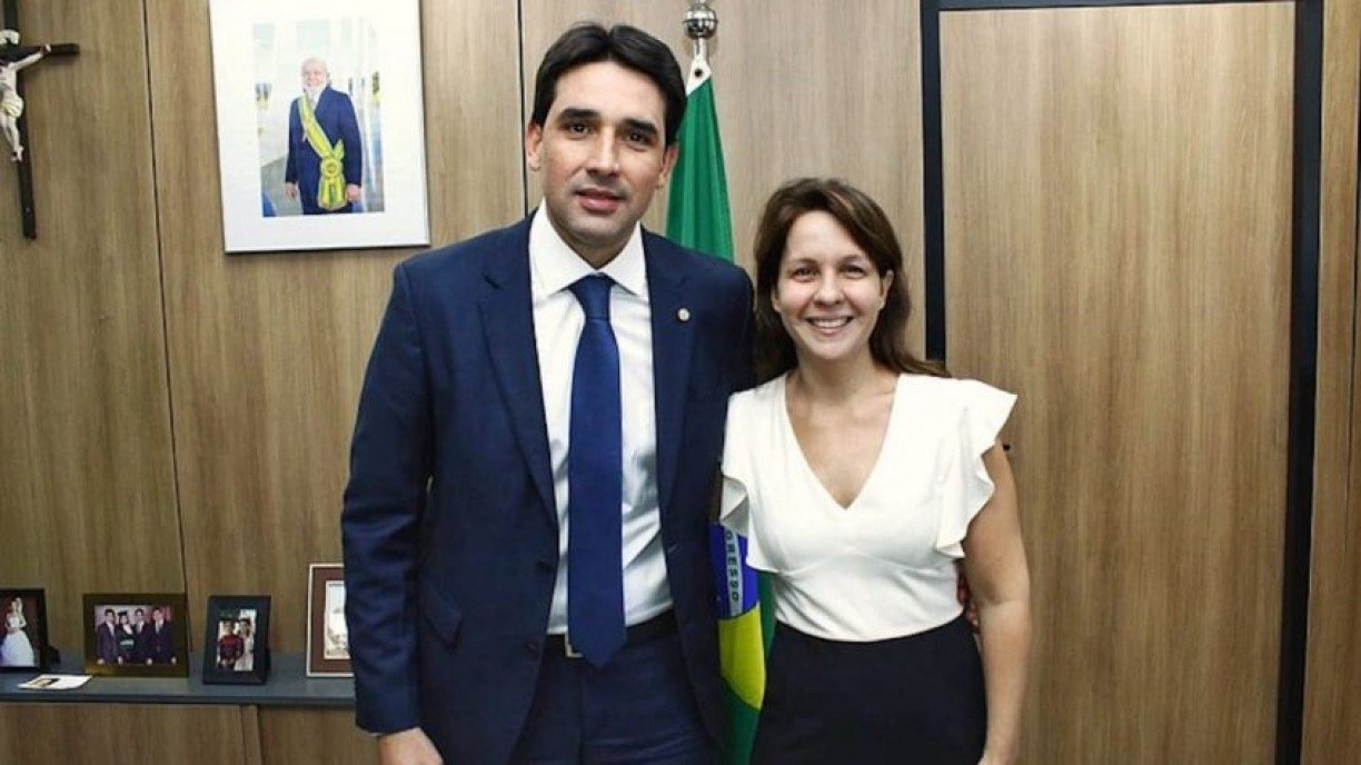 O ministro Sílvio Costa Filho com  Mariana Pescatori
