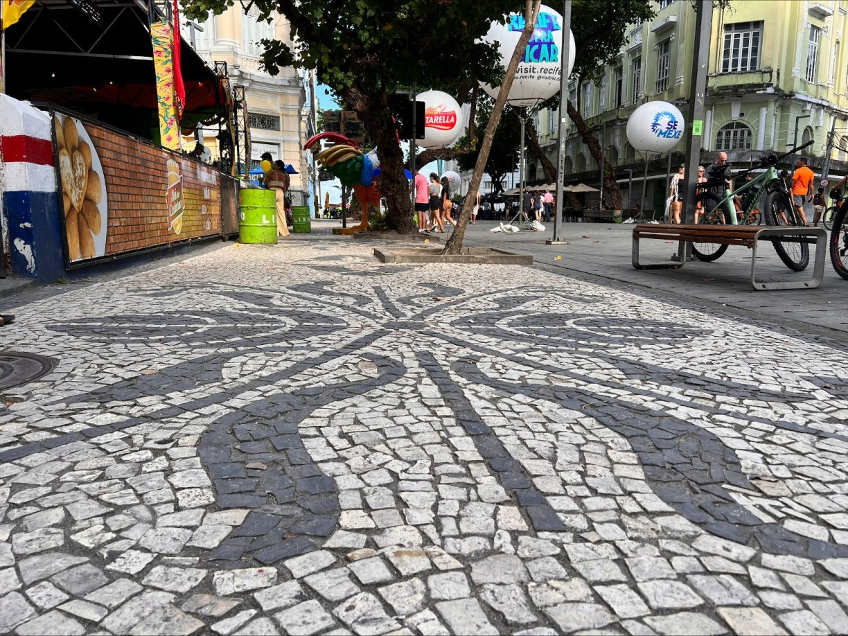 Os alunos vão participar de um tour guiado pelas ruas do Recife para explorar de perto as calçadas, ocupar os espaços e ter uma melhor compreensão do que será trabalhado