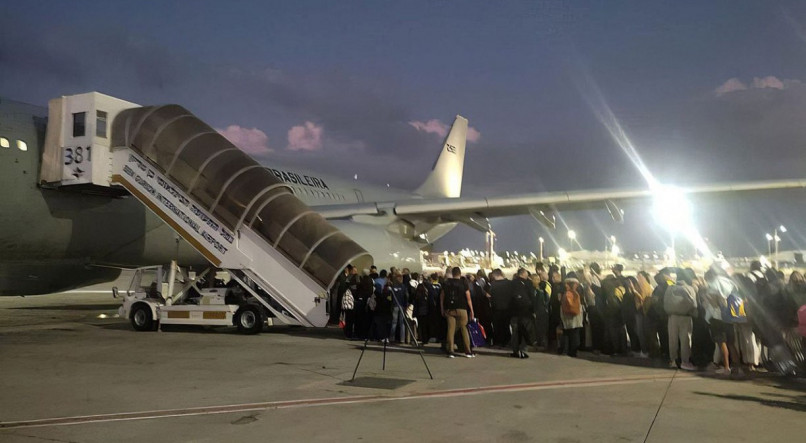 Quinta aeronave da FAB saiu de Israel neste sábado (14), mais de 200 brasileiros retornam em voo de resgate, incluindo 9 crianças de colo. Animais de estimação também estão voltando ao Brasil