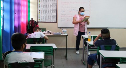 Pesquisa feita pelo Semesp aponta que até 2040 o Brasil poderá ter uma carência de 235 mil professores de educação básica