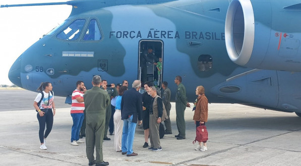 Brasileiros repatriados de Israel chegaram ao Brasil na manhã desta sexta (13)