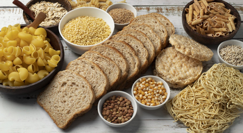 Dietas ricas em carboidratos incluem carboidratos refinados, como arroz branco e pão branco, o que costuma refletir hábitos alimentares de baixa qualidade
