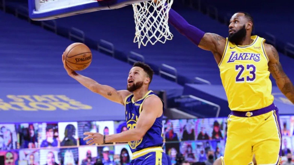 LeBron James e Stephen Curry em partida entre Lakers x Warriors