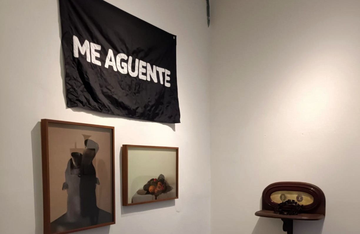 À esquerda, obra de Júnior Pimenta dá nome à exposição Me Aguente, da Galeria Boi no Recife