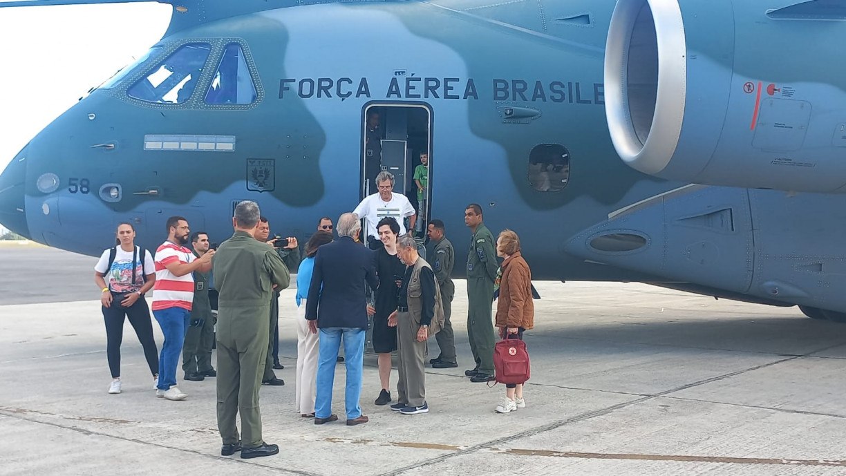Terceiro avião de resgate da FAB traz novos repatriados brasileiros de Israel. Grupo desembarcou no Recife nesta sexta (13) pela manhã
