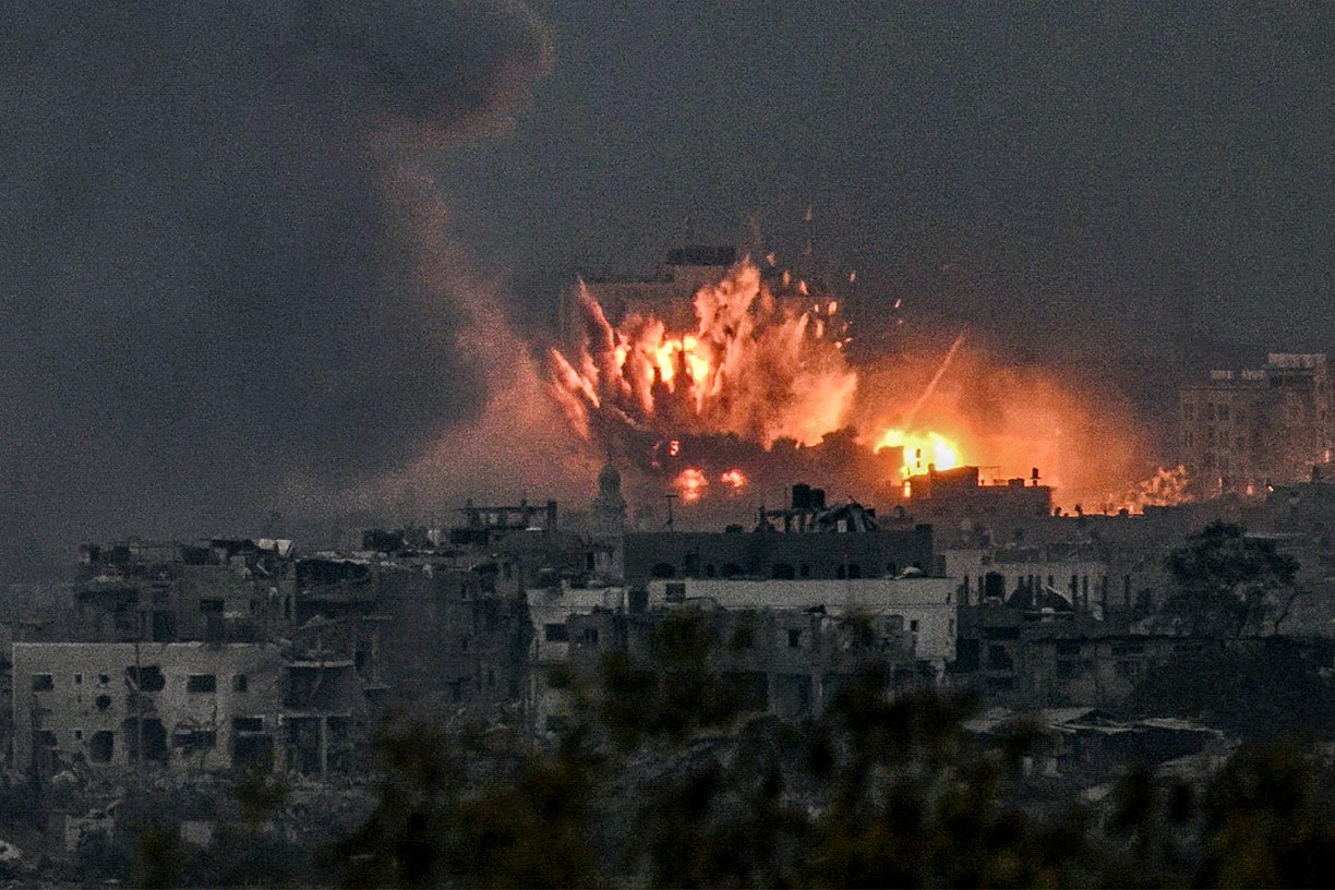 Bombardeio israelense no norte da Faixa de Gaza neste sábado (14). Milhares de pessoas, tanto israelenses quanto palestinos, morreram desde 7 de outubro de 2023