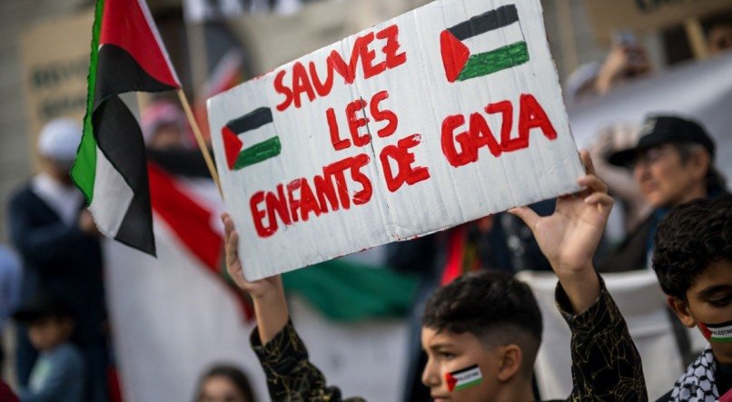 Manifestação democrática em apoio aos palestinos em Genebra, na Suíça: "Salvem as crianças de Gaza": Hamas jamais permitiria mobilizações contrárias ao grupo  em seu território