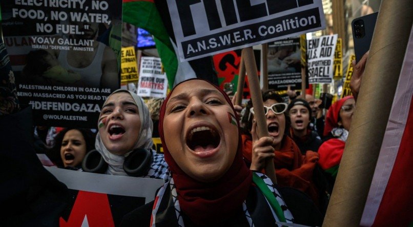 Pessoas manifestam-se em apoio aos palestinos em v&aacute;rias cidades do mundo, como em Nova Iorque, em 13 de outubro