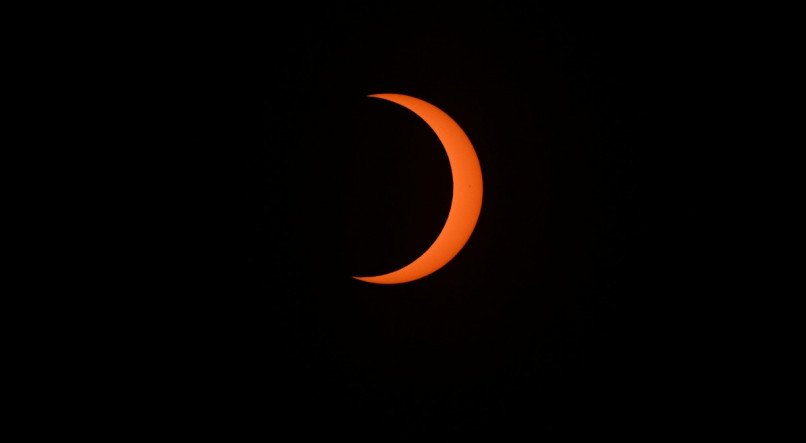 Em um eclipse solar total toda a luz do sol &eacute; bloqueada pela lua