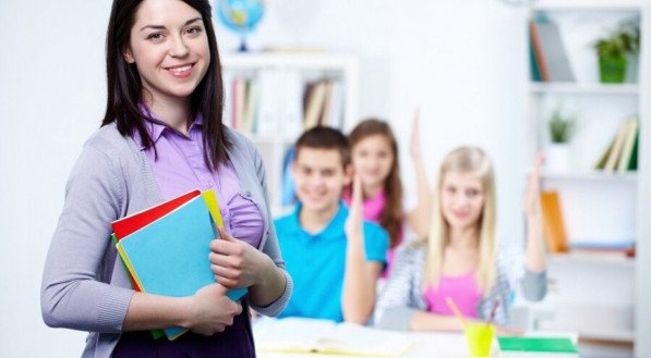 Imagem representando uma professora com seus alunos