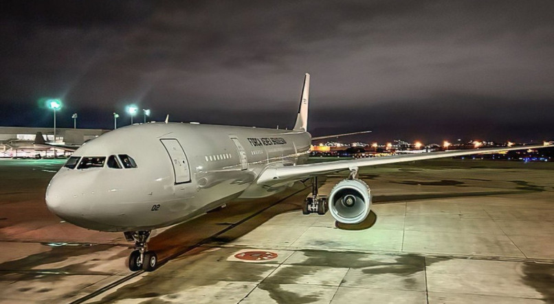 Aeronave KC-30 (Airbus A330 200), da FAB, pousou às 1h45 (horário de Brasília) do sábado (14) com 215 brasileiros e 16 pets, após terem sido transportados em segurança das áreas de conflitos