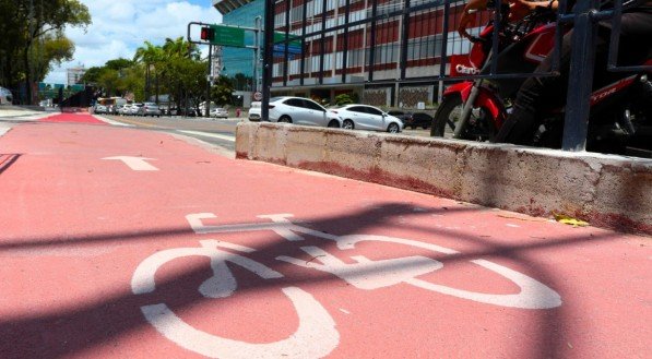 Especialistas destacam que pedalar para o trabalho oferece benefícios cardiovasculares, ajuda no controle de peso e fortalece os músculos das pernas