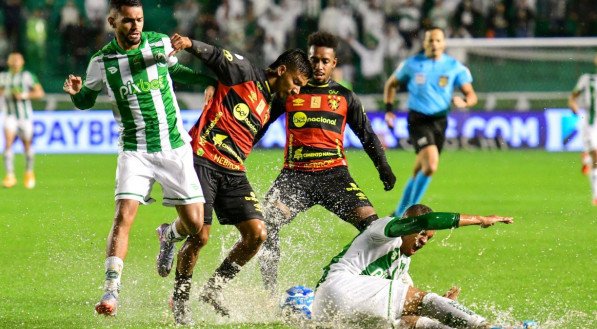 Gramado do Alfredo Jaconi encharcado pelas chuvas durante Juventude x Sport