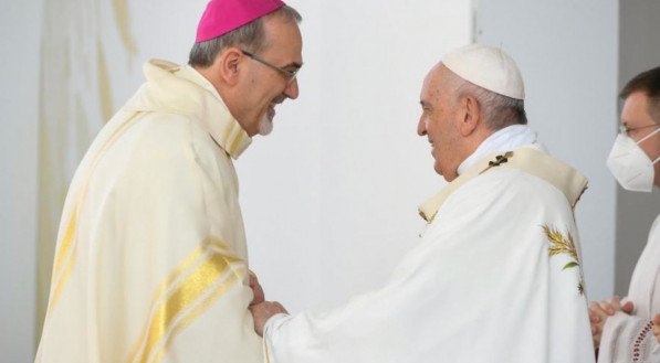 Cardeal Pierbattista Pizzaballa é o representante do Vaticano em Jerusalém que quer trocar de lugar com crianças israelenses feitas de reféns pelos terroristas do Hamas; na foto, o cardeal em encontro com o Papa Francisco