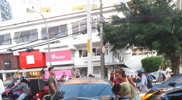 Violenta colis&atilde;o de tr&acirc;nsito em Boa Viagem, na Zona Sul do Recife