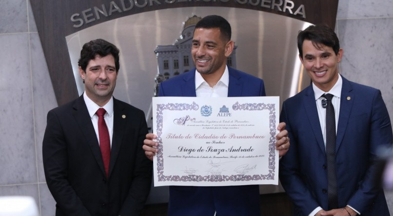 Diego Souza recebe título de cidadão pernambucano das mãos do deputado João de Nadegi (PV)