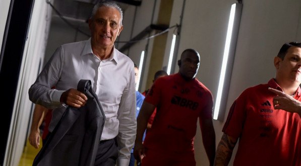 Tite chegando no vesti&aacute;rio do Flamengo com a comiss&atilde;o t&eacute;cnica