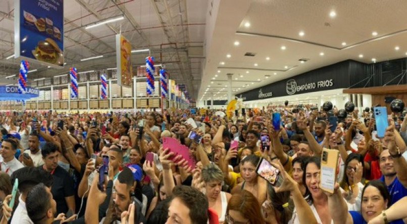 Um dos garotos propagandas do supermercado, João Gomes reuniu multidão em um rápido show na loja de Casa Caiada
