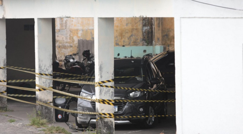 Carro do juiz morto em Jaboatão dos Guararapes passa por perícia na manhã desta sexta-feira (20)