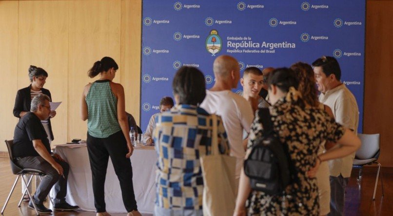 Cerca de 23 mil argentinos votam no Brasil no primeiro turno para eleger o novo presidente do país