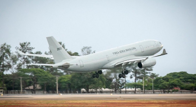 Avião KC-30 (Airbus A330 200) da Força Aérea Brasileira (FAB) está trazendo de Israel 209 passageiros e nove animais domésticos
