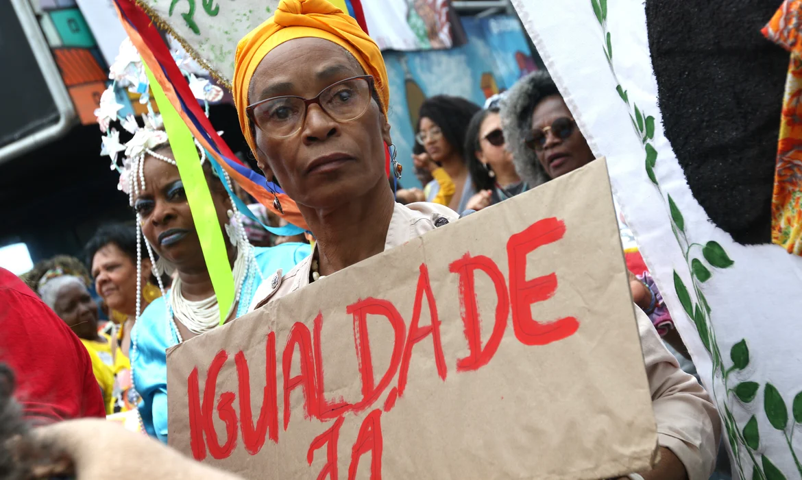 Mulheres concentram 60% de casos de racismo pela internet no Brasil