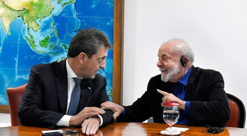 O PT, partido do presidente Lula, decidiu apoiar Sérgio Massa na Argentina