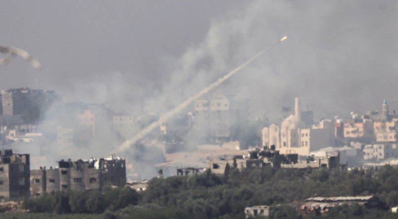 Israel bombardeia Gaza, que ainda espera 'fluxo contínuo' de ajuda humanitária