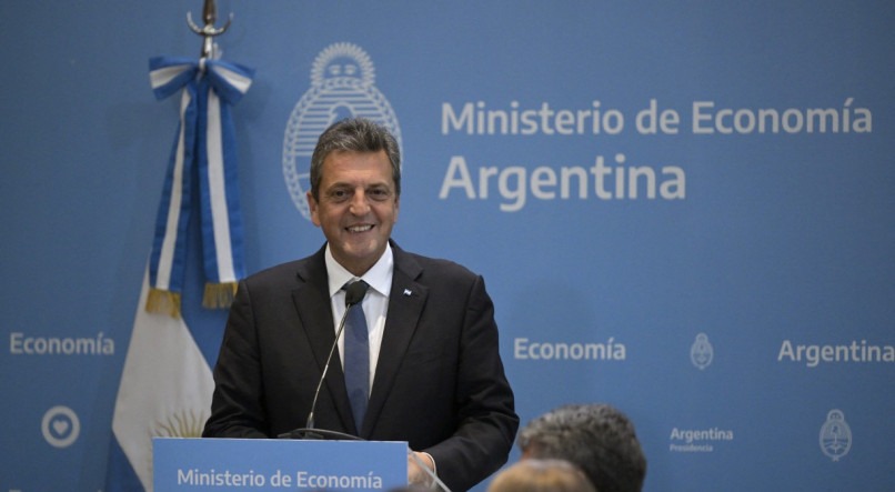 Ministro da Economia, Sergio Massa (foto), o mais votado do primeiro turno das eleições presidenciais da Argentina, vai enfrentar o libertário Javier Milei no segundo turno