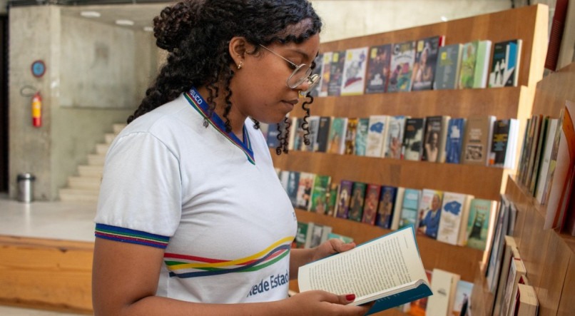  Biblioteca Pública de Pernambuco mantém um acervo de mais de 287 mil volumes, entre livros, jornais, obras e documentos raros