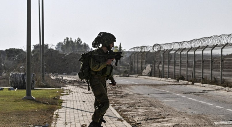 Soldado israelense em patrulha a cerca da fronteira do Kibutz Beeri, perto da fronteira com a Faixa de Gaza, em 25 de outubro de 2023