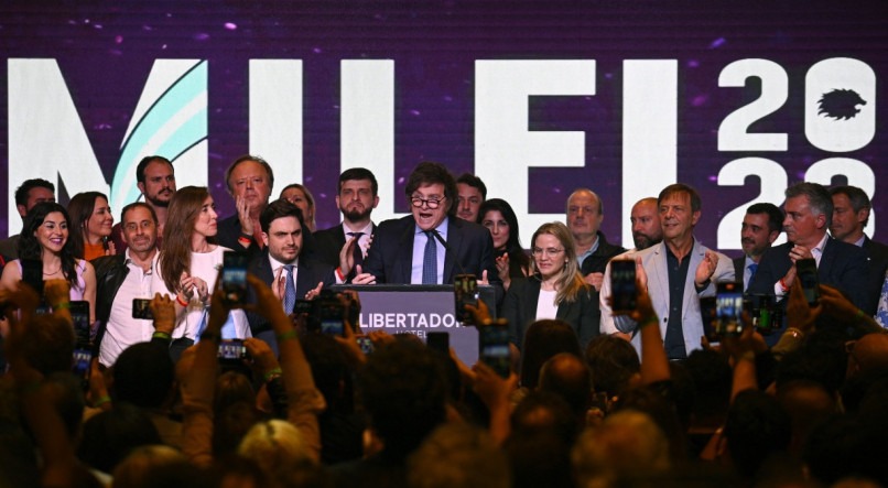 O candidato a presidente da Argentina, Javier Milei, falando com seus apoiadores