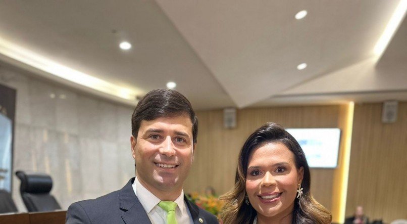 O defensor público do Estado Rafael Bento recebeu o título de Cidadão Pernambucano ao lado da mulher, Aline Damasceno