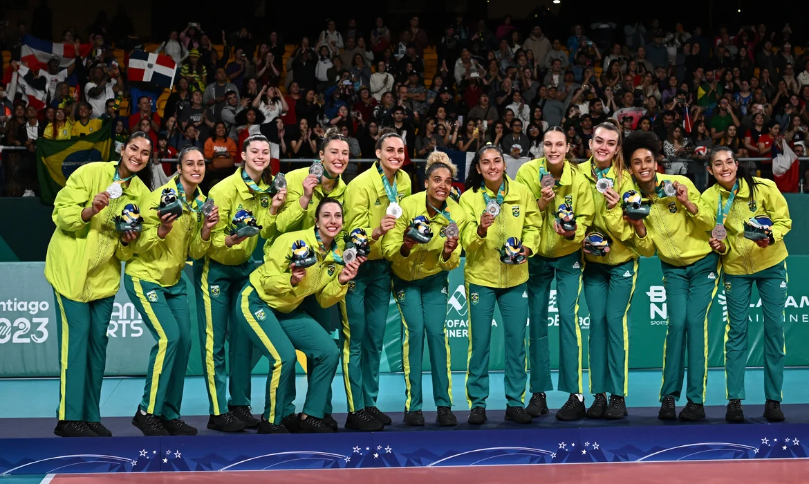 Imagem da seleção brasileira de vôlei feminino na premiação do Pan-americano